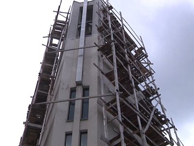 Городской костел в лесах, а работ не видно - В Висагинасе