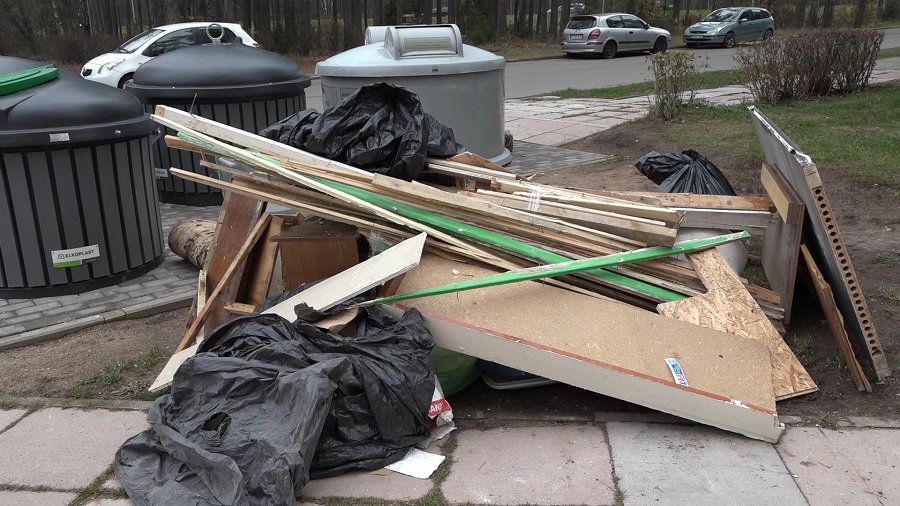 После установки новых контейнеров в городе чище не стало, наоборот… (видео) - В Висагинасе