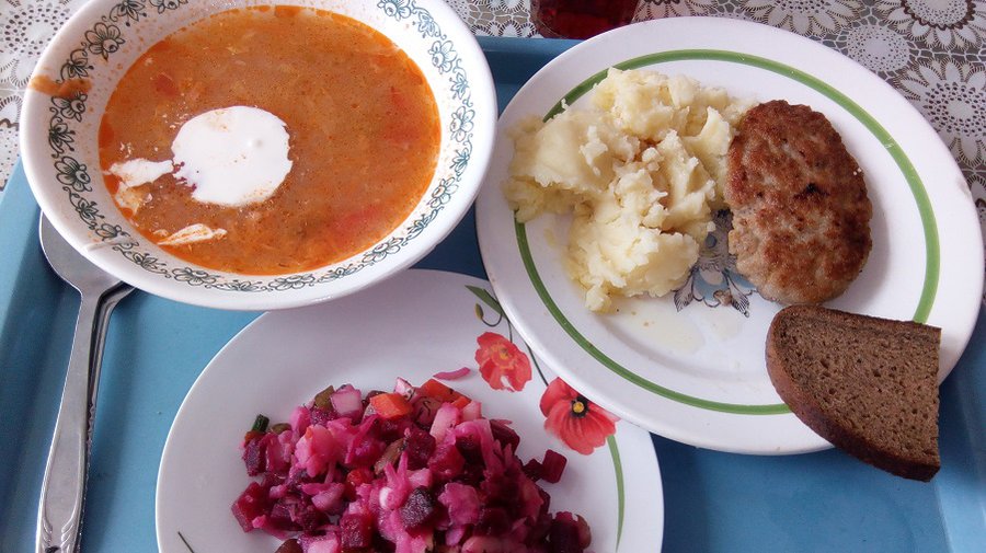 В школьных столовых детей стали приучать к недосолу и к цеппелинам без шкварок - В Висагинасе