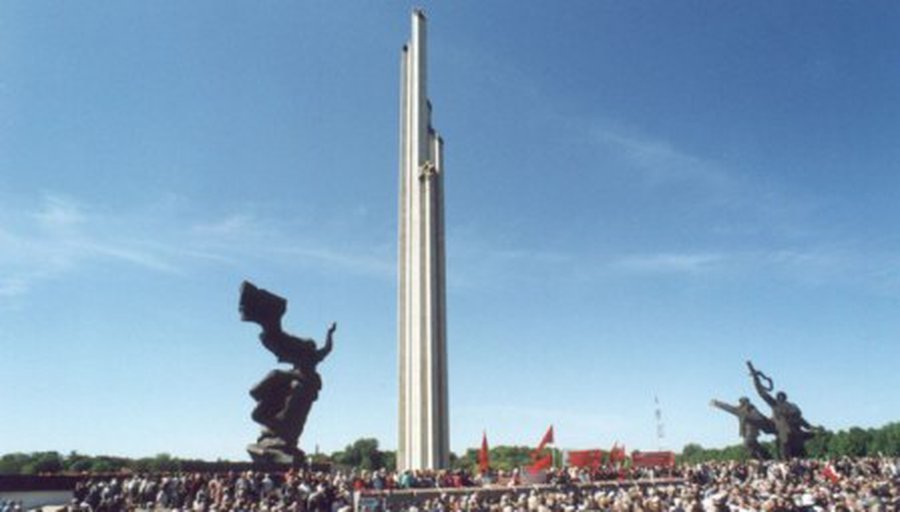 Министр обороны Латвии: Памятник советским солдатам заслуживает сноса - Литва и страны Балтии