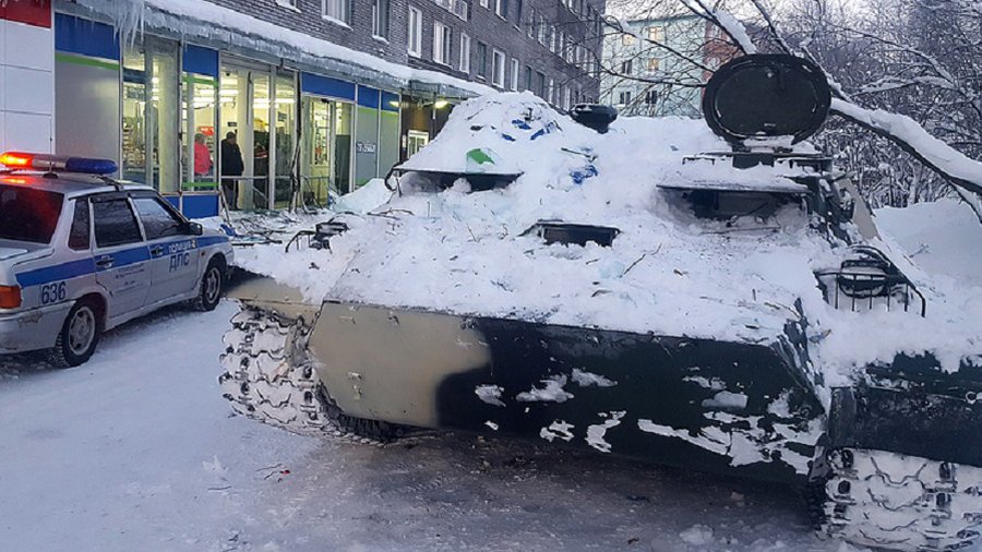 Мужчина на угнанном бронетранспортере протаранил витрину магазина в Мурманской области - В Мире