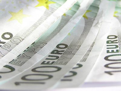 Для лучшей жизни не хватает 400 евро, показывает опрос Банка Литвы - Литва и страны Балтии