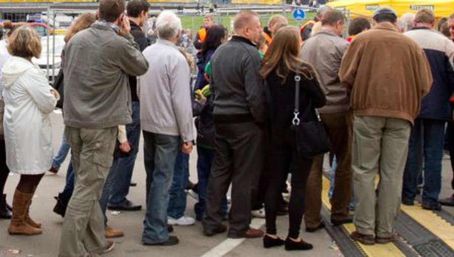 Išskirtinė profesija – stovėtojas eilėje
 - Pasaulyje