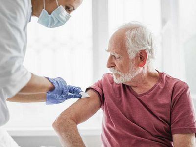 Выплата лицам старше 75 лет 100 евро за прививку от коронавируса оправдала себя - Литва и страны Балтии