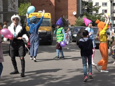 Сегодня по городу колесила труппа юных артистов (видео) - В Висагинасе