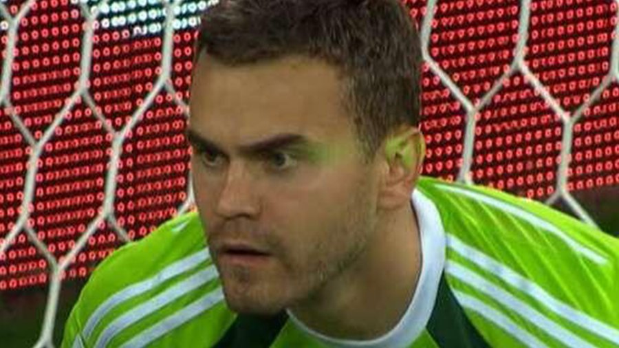 Нечестная игра: реакция зрителей на попытку ослепить лазером вратаря сборной России - Культурные и спортивные мероприятия