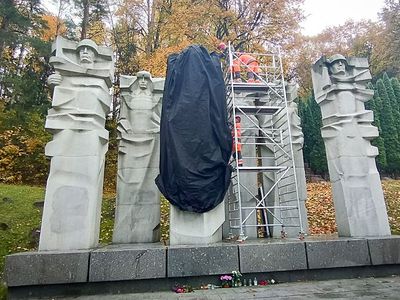Памятники советским воинам на Антакальнисском кладбище накрыты черной тканью - Литва и страны Балтии
