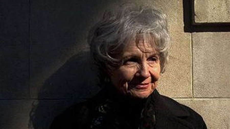 Международный «Букер» достался канадской писательнице Элис Мунро
 - Культурные и спортивные мероприятия