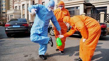 Kinija: koronaviruso aukų skaičius išaugo iki 425
