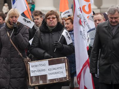 Бастующие третью неделю учителя Литвы намерены до победы ночевать в министерстве - радио - Литва и страны Балтии