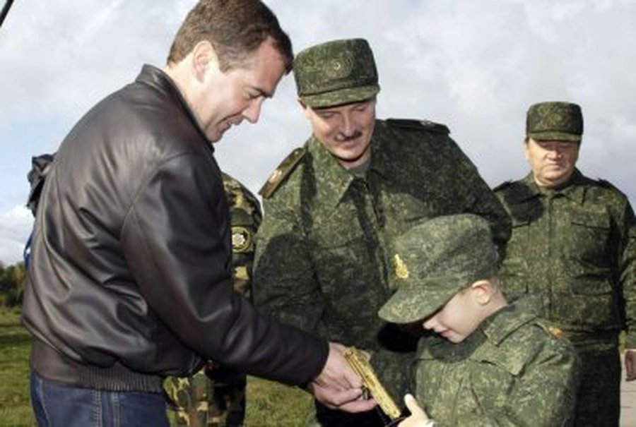 Per Naujuosius metus A.Lukašenkos sūnus dovanų gavo šautuvą - Pasaulyje