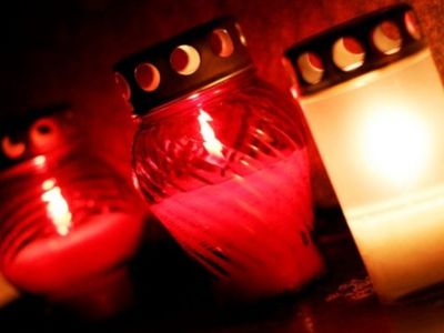 Горячая линия TTS: Уместны ли в городских дворах поминальные свечи и венки? - В Висагинасе