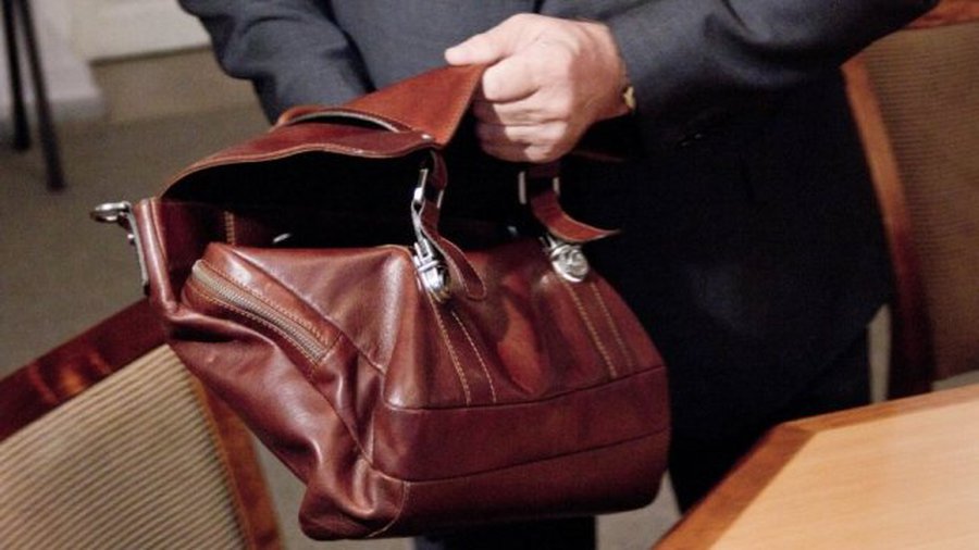 Некоторые чиновники уже получили повышенные зарплаты - Литва и страны Балтии