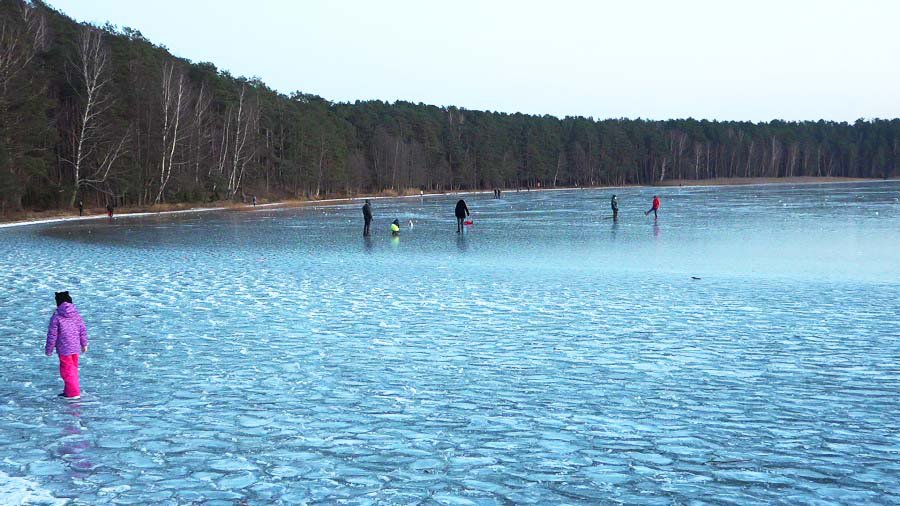 Первый лед обманчив. Не спешите гулять по озеру! - В Висагинасе