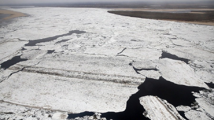 Пассажирский паром оказался зажат льдами на реке Лена в Якутии - В Мире