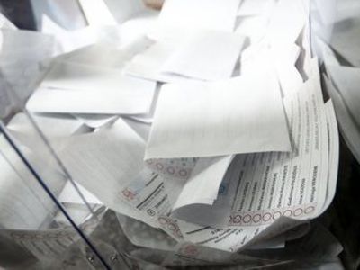 На избирательном участке в Вильнюсе десятки бюллетеней оказались в мусорном ящике - Литва и страны Балтии