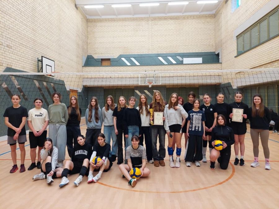 В Висагинасе состоялись школьные соревнования по волейболу - В Висагинасе