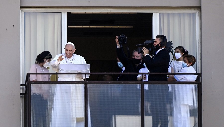 Popiežius Pranciškus sveikinosi su tikinčiaisiais iš ligoninės balkono - Pasaulyje