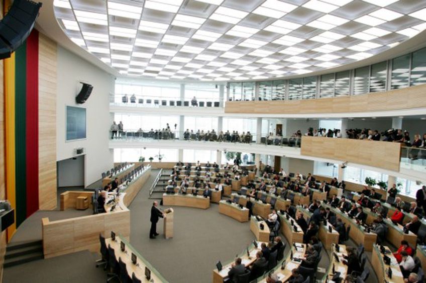 Для отстраненного от должности президента Паксаса двери в парламент Литвы открываются все шире


                                                  