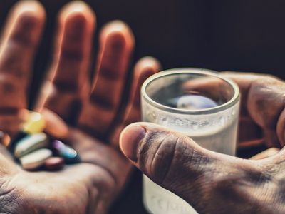 Опасные лекарственные связи: что не стоит «мешать» с антибиотиками? - Наука и здоровье