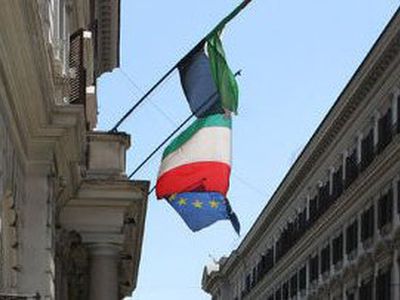 Из экономии европейцы предпочли музеи распродажам, а русские продолжают тратить деньги                                                                 - В Мире