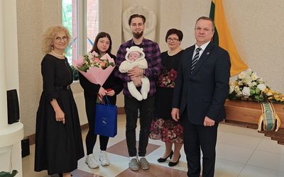 «Маленький человечек – это большое чудо». В загсе чествовали первого в этом году новорожденного (видео) - В Висагинасе