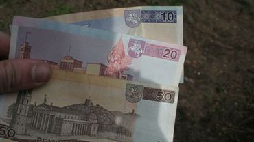 В Литве уменьшились размеры средней заработной платы
