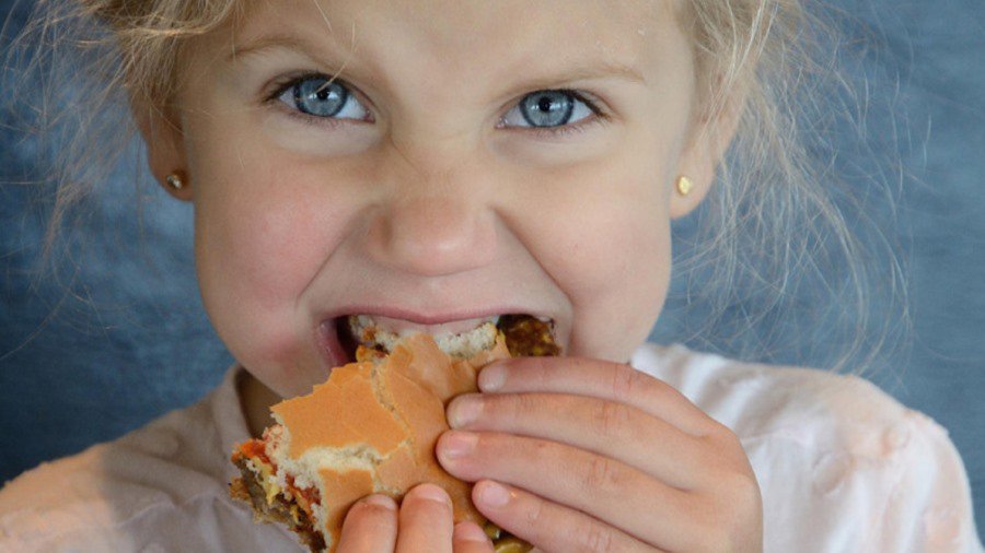 McDonald's анонсировал исчезновение чизбургеров из детского меню - В Мире