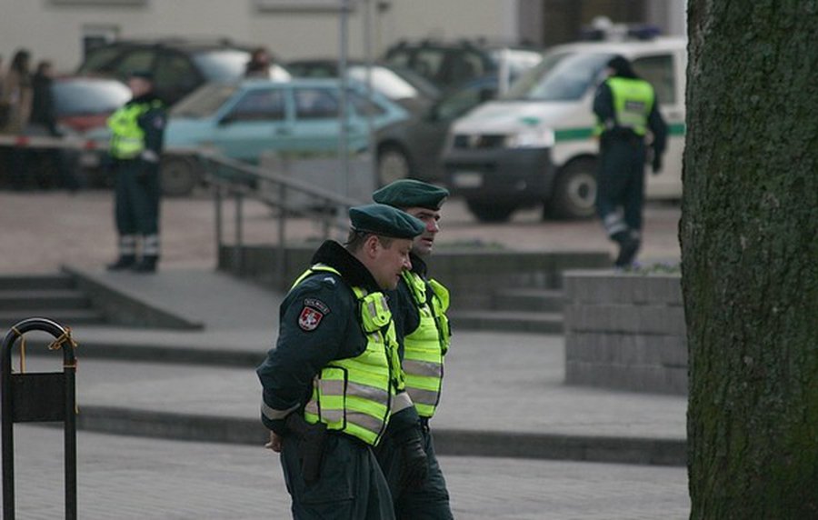 К Сейму отправлены полицейские силы - поступило сообщение о бомбе - Происшествия и криминал