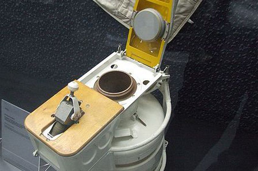 Астронавты сломали космический туалет