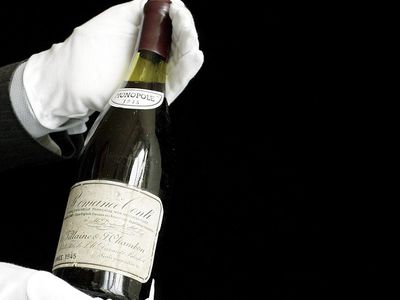 В Нью-Йорке бутылку вина продали с аукциона Sotheby's за рекордную цену - Это интересно