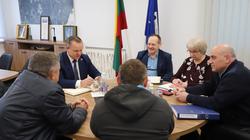 Подрядчик сожалеет о задержке работ по строительству горки, ссылаясь на погоду