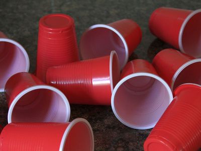 Перед вступлением в силу нового закона в Литве началась распродажа одноразовой посуды - Литва и страны Балтии