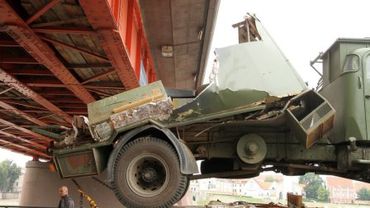 Kariškių sunkvežimis netilpo po tiltu, krovinys virto ant pravažiuojančio „Peugeot“
