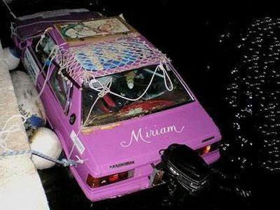 Два друга переделали Maserati в лодку и отправились на «лодкомобиле» в море
 - Хобби, отдых и развлечения