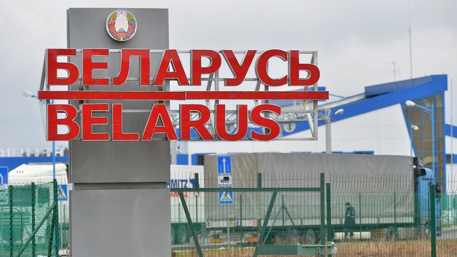 Гуманитарная помощь Литве из Чехии и Латвии доставлена к месту будущего лагеря мигрантов - Литва и страны Балтии