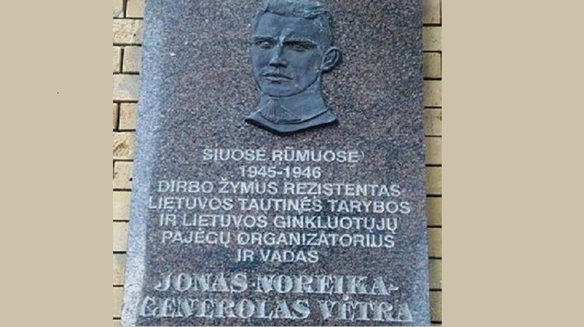 Адвокат Станисловас Томас разбил  мемориальную доску генералу Ветре