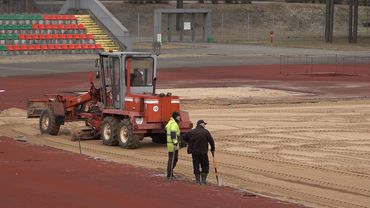 После зимы продолжились работы по реконструкции висагинского стадиона (видео)