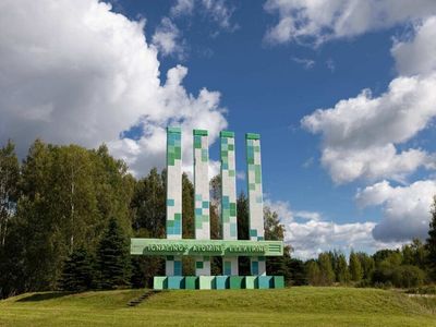 ИАЭС обновила историческую стелу вместе с висагинскими художниками - В Висагинасе