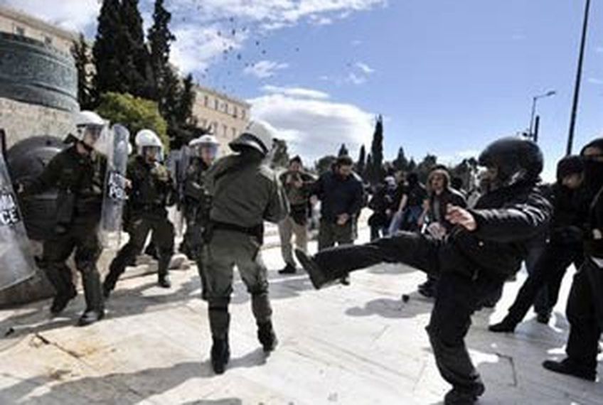 Полиция применила газ против бастующих греков