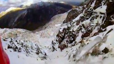 Альпинист сорвался с горы и снял на видео свое стремительное 30-секундное падение

