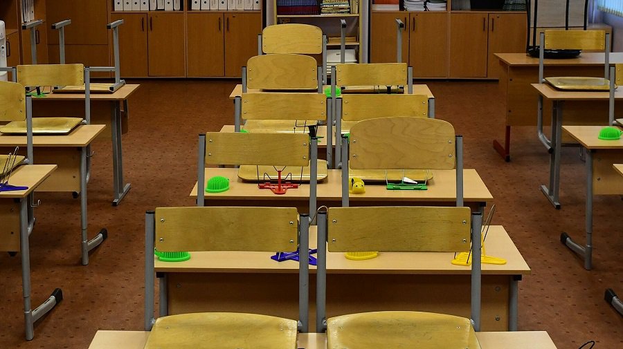 Учителей поставили перед фактом: вакцинация, тестирование или отстранение от работы - Литва и страны Балтии