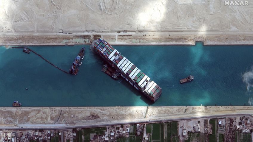 Pradedamas tyrimas dėl laivo įstrigimo Sueco kanale priežasčių