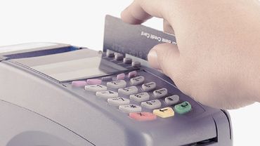 При расчете кредитными или дебетными карточками новые правила