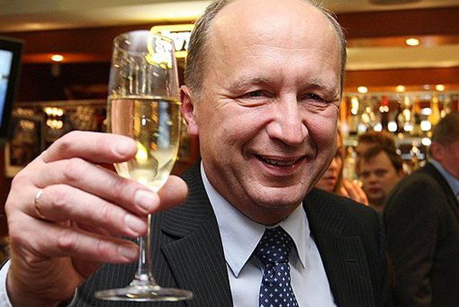 По новому закону литовцы должны платить налоги за ужин у соседа - Литва и страны Балтии