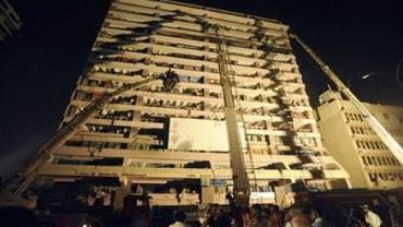 Летчик-камикадзе протаранил здание налоговой инспекции в столице Шри-Ланки