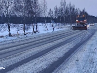 Дорожники предупреждают водителей: на дорогах возможен гололёд - Литва и страны Балтии