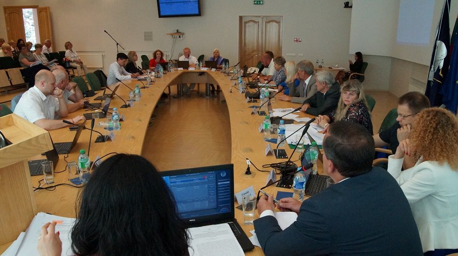 Висагинские депутаты более чем на 100 евро увеличили себе канцелярские выплаты (дополнено) - В Висагинасе