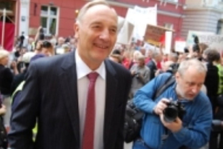 Latvijos prezidentu išrinktas A. Berzinis 
                  - Pasaulyje