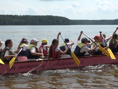 Впервые в "Гонках на лодках-драконах" приняли участие и детские команды (видео) - В Висагинасе